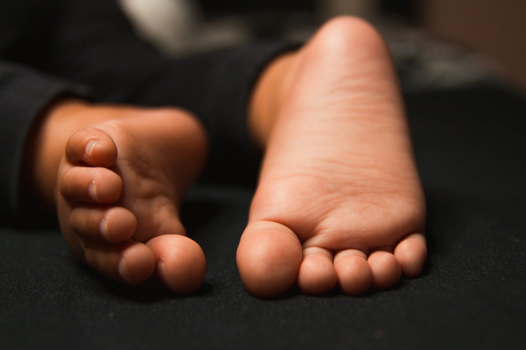 Les chaussons bébé en cuir souple en crèche.