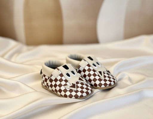 chausson bébé en cuir souple damier marron et blanc