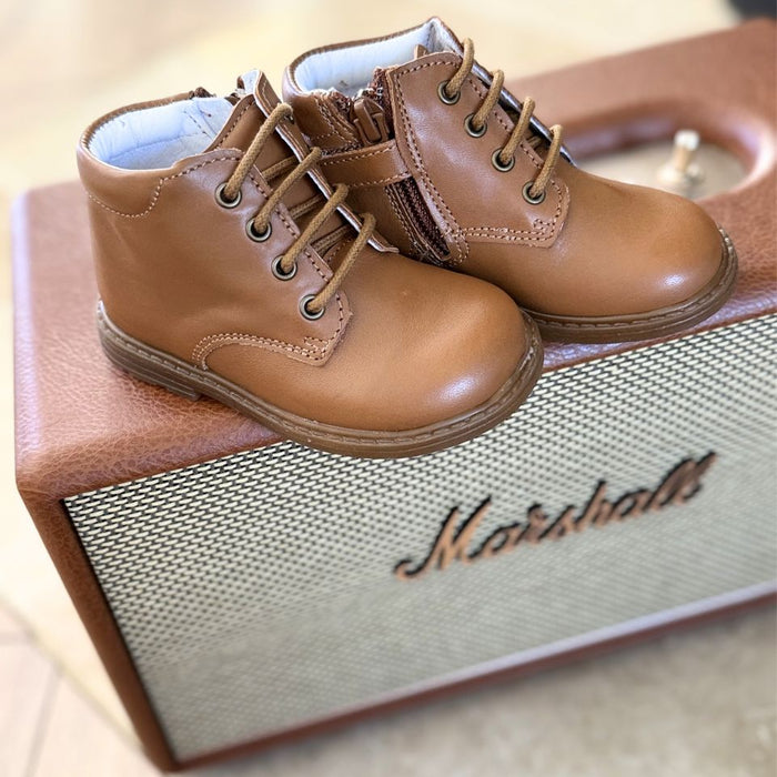 Apprendre à lacer ses chaussures : à quel âge et comment accompagner votre enfant avec sérénité ?
