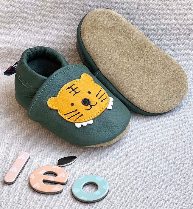 Chausson bébé en cuir souple vert Léo le Lionceau