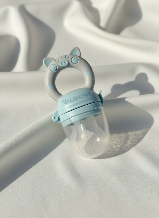grignoteuse bleu en silicone souple, idéale pour les premières découvertes alimentaires  