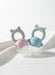 grignoteuse bébé en silicone rose et bleu pour découvrir les fruits frais en toute sécurité